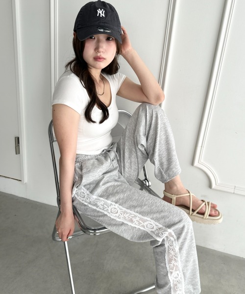 CLEA(クレア)の「花柄サイドレースルーズスウェットパンツ(スウェットパンツ・レディース・オートミール/ライトグレー・M/L)」の6枚目の写真