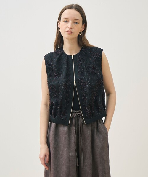 TOMORROWLAND collection(トゥモローランドコレクション)の「カラーノットエンブロイダリー ジップアップジレ(ベスト・レディース・ホワイト系その他/ブラック系その他・36)」の5枚目の写真