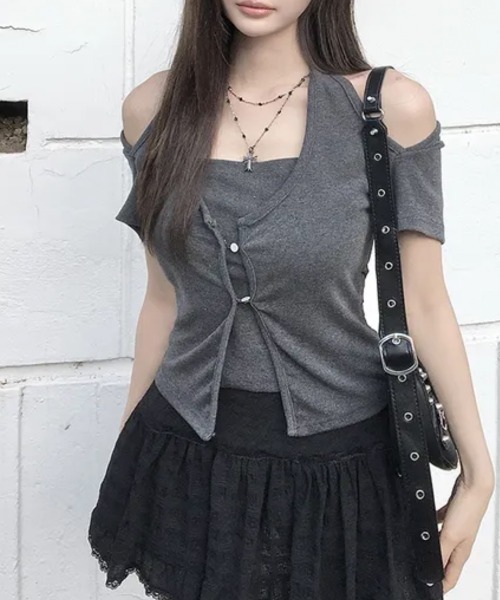 Emilie(エミリー)の「ホルターネック レイヤード風 半袖トップス(Tシャツ/カットソー・レディース・アイボリー/ブラック/チャコールグレー・FREE)」の15枚目の写真