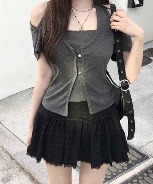 Emilie(エミリー)の「ホルターネック レイヤード風 半袖トップス(Tシャツ/カットソー・レディース・アイボリー/ブラック/チャコールグレー・FREE)」の17枚目の写真