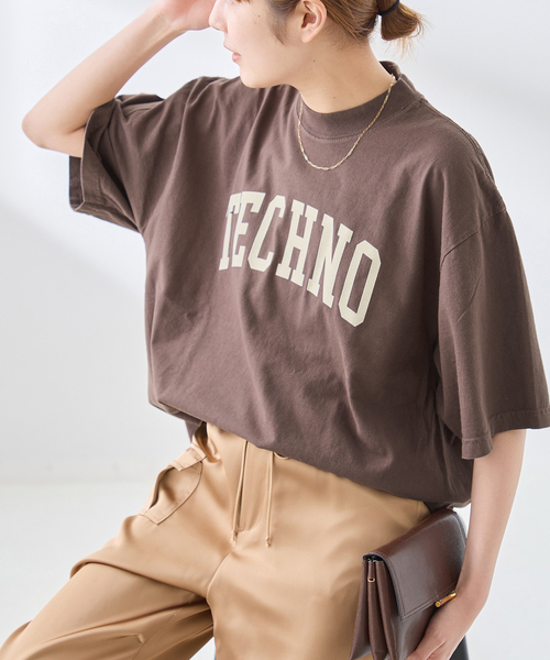 is-ness(イズネス)の「ISNESS MUSIC/イズネス ミュージック 別注 TECNO Tシャツ(Tシャツ/カットソー・レディース・ブラウン・SMALL)」の1枚目の写真