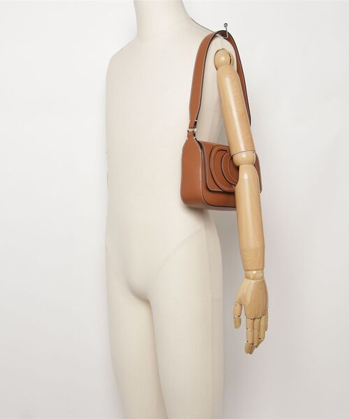 Guess(ゲス)の「RUBY Flap Shoulder Bag ハンドバッグ ショルダーバッグ(ハンドバッグ・レディース・キャメル/ブラック・ONE SIZE)」の6枚目の写真