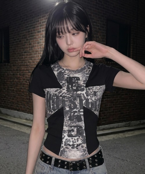 .KOM(ドットコム)の「A'GEM/9 × .kom 『.KOM/ドットケーオーエム』Cross Panel Short Sleeve T-Shirt/クロス切り替え半袖Tシャツ(Tシャツ/カットソー・レディース・ブラック/レオパード・FREE)」の2枚目の写真