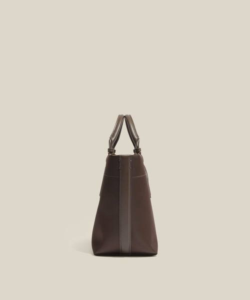 E'POR（エポール）の「【E'POR】BOAT BAG Medium/撥水・軽量・一部WEB限定カラー・26AW新色（ハンドバッグ・レディース・ベージュ/ダークブラウン/ブラック系その他/ブラック・FREE）」の6枚目の写真