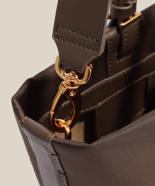 E'POR（エポール）の「【E'POR】BOAT BAG Medium/撥水・軽量・一部WEB限定カラー・26AW新色（ハンドバッグ・レディース・ベージュ/ダークブラウン/ブラック系その他/ブラック・FREE）」の10枚目の写真