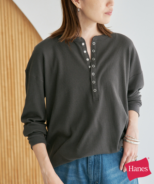 HANES(ヘインズ)の「HANES/ヘインズ SLOBE別注 ヘンリーネックワッフル ロンTEE(Tシャツ/カットソー・レディース・レッド/チャコールグレー/アイボリー・FREE)」の1枚目の写真