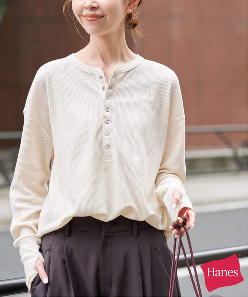 HANES(ヘインズ)の「HANES/ヘインズ SLOBE別注 ヘンリーネックワッフル ロンTEE(Tシャツ/カットソー・レディース・レッド/チャコールグレー/アイボリー・FREE)」の2枚目の写真