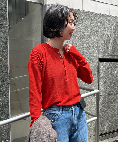 HANES(ヘインズ)の「HANES/ヘインズ SLOBE別注 ヘンリーネックワッフル ロンTEE(Tシャツ/カットソー・レディース・レッド/チャコールグレー/アイボリー・FREE)」の5枚目の写真