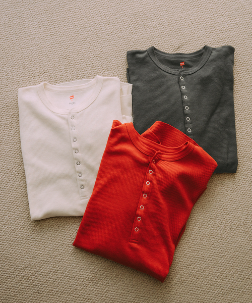 HANES(ヘインズ)の「HANES/ヘインズ SLOBE別注 ヘンリーネックワッフル ロンTEE(Tシャツ/カットソー・レディース・レッド/チャコールグレー/アイボリー・FREE)」の8枚目の写真