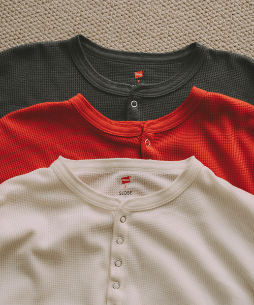 HANES(ヘインズ)の「HANES/ヘインズ SLOBE別注 ヘンリーネックワッフル ロンTEE(Tシャツ/カットソー・レディース・レッド/チャコールグレー/アイボリー・FREE)」の9枚目の写真