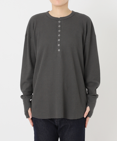 HANES(ヘインズ)の「HANES/ヘインズ SLOBE別注 ヘンリーネックワッフル ロンTEE(Tシャツ/カットソー・レディース・レッド/チャコールグレー/アイボリー・FREE)」の21枚目の写真
