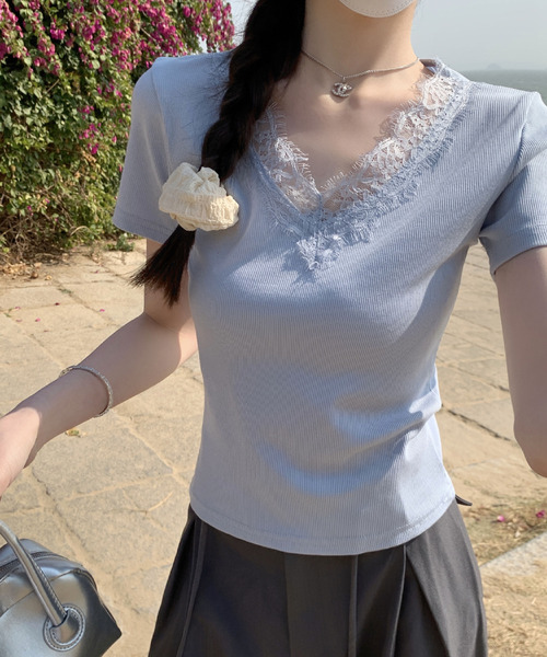 2ly2(トゥーリートゥー)の「レースVネック リブ 半袖カットソー(Tシャツ/カットソー・レディース・ブルー/ブラック/ホワイト/グレー・FREE)」の4枚目の写真