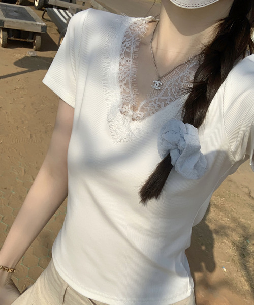 2ly2(トゥーリートゥー)の「レースVネック リブ 半袖カットソー(Tシャツ/カットソー・レディース・ブルー/ブラック/ホワイト/グレー・FREE)」の7枚目の写真