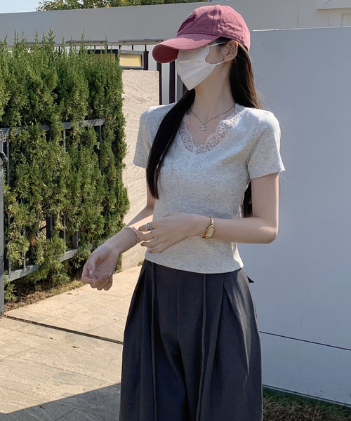 2ly2(トゥーリートゥー)の「レースVネック リブ 半袖カットソー(Tシャツ/カットソー・レディース・ブルー/ブラック/ホワイト/グレー・FREE)」の14枚目の写真
