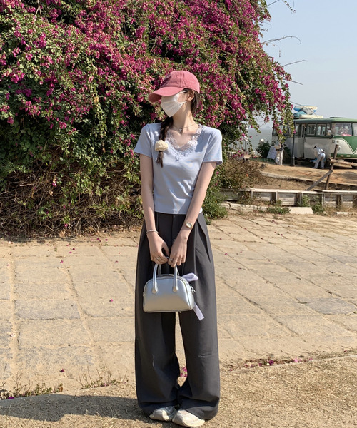 2ly2(トゥーリートゥー)の「レースVネック リブ 半袖カットソー(Tシャツ/カットソー・レディース・ブルー/ブラック/ホワイト/グレー・FREE)」の19枚目の写真
