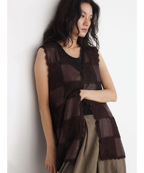 FIKA.（フィーカ）の「Patchwork design crochet gilet（ベスト・レディース・オフホワイト/ブラウン/ブラック・MEDIUM）」の3枚目の写真