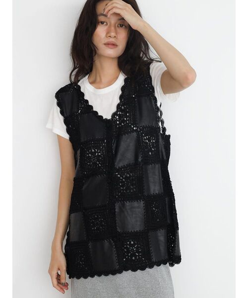 FIKA.（フィーカ）の「Patchwork design crochet gilet（ベスト・レディース・オフホワイト/ブラウン/ブラック・MEDIUM）」の2枚目の写真