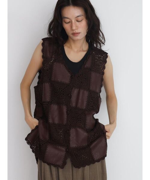 FIKA.（フィーカ）の「Patchwork design crochet gilet（ベスト・レディース・オフホワイト/ブラウン/ブラック・MEDIUM）」の7枚目の写真