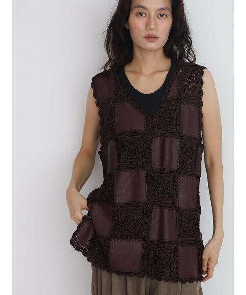 FIKA.（フィーカ）の「Patchwork design crochet gilet（ベスト・レディース・オフホワイト/ブラウン/ブラック・MEDIUM）」の8枚目の写真