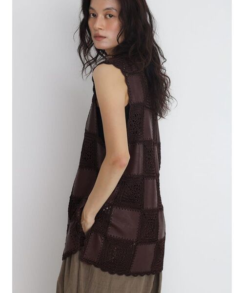 FIKA.（フィーカ）の「Patchwork design crochet gilet（ベスト・レディース・オフホワイト/ブラウン/ブラック・MEDIUM）」の9枚目の写真