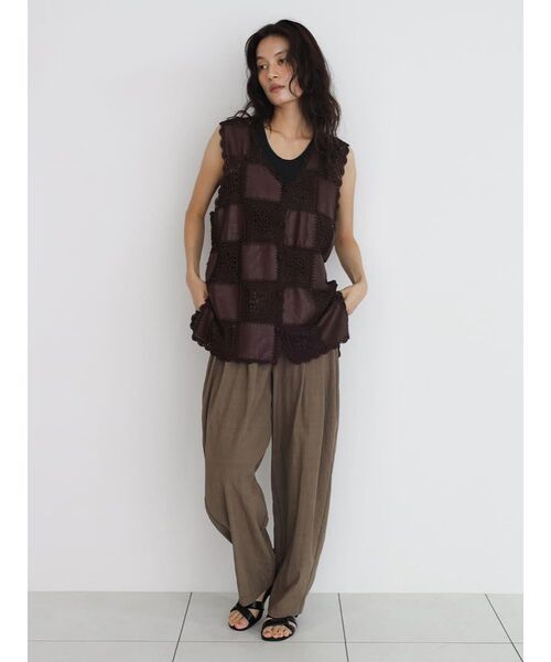 FIKA.（フィーカ）の「Patchwork design crochet gilet（ベスト・レディース・オフホワイト/ブラウン/ブラック・MEDIUM）」の12枚目の写真
