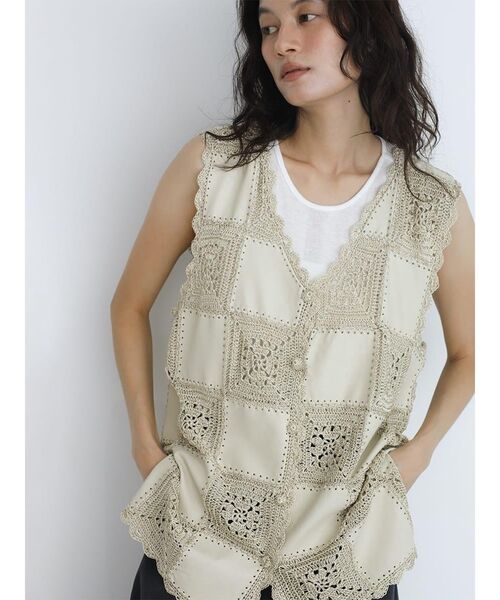 FIKA.（フィーカ）の「Patchwork design crochet gilet（ベスト・レディース・オフホワイト/ブラウン/ブラック・MEDIUM）」の14枚目の写真