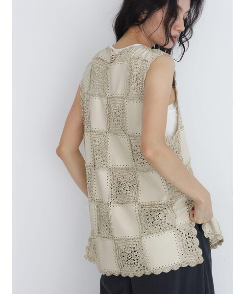 FIKA.（フィーカ）の「Patchwork design crochet gilet（ベスト・レディース・オフホワイト/ブラウン/ブラック・MEDIUM）」の17枚目の写真
