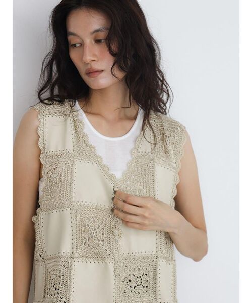 FIKA.（フィーカ）の「Patchwork design crochet gilet（ベスト・レディース・オフホワイト/ブラウン/ブラック・MEDIUM）」の18枚目の写真