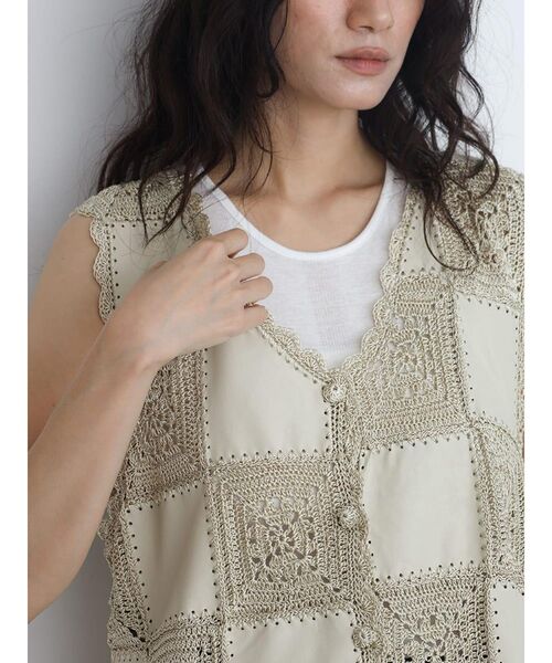 FIKA.（フィーカ）の「Patchwork design crochet gilet（ベスト・レディース・オフホワイト/ブラウン/ブラック・MEDIUM）」の19枚目の写真