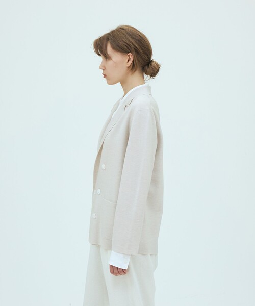 GALERIE VIE(ギャルリー ヴィー)の「ウーステッドウールミラノリブ ダブルブレストジャケット(カーディガン/ボレロ・レディース・ライトベージュ/ネイビー・FREE)」の5枚目の写真