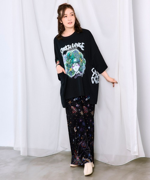 ScoLar(スカラー)の「163631:スプレーアート風スカラーちゃんプルオーバー(Tシャツ/カットソー・レディース・ブラック/グレー/ネイビー・M)」の5枚目の写真