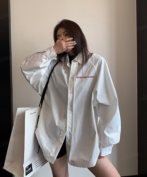 Dalfwin(ダールフィン)の「RICECAKEレッド刺繍ロゴラグランスリーブオーバーサイズシャツ(シャツ/ブラウス・レディース・ホワイト・FREE)」の3枚目の写真