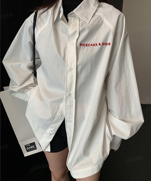 Dalfwin(ダールフィン)の「RICECAKEレッド刺繍ロゴラグランスリーブオーバーサイズシャツ(シャツ/ブラウス・レディース・ホワイト・FREE)」の7枚目の写真