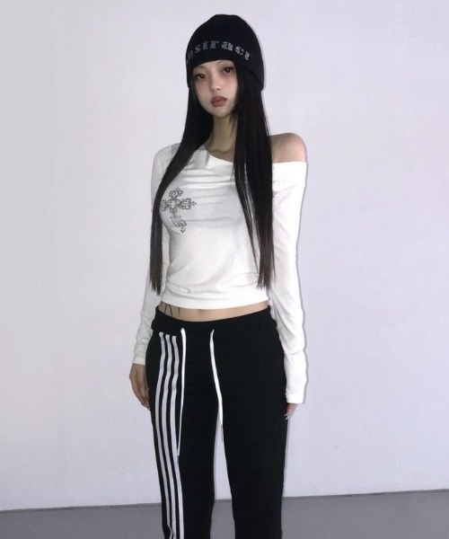 lulufa(ルルファ)の「ワンショルダーギャザートップス(Tシャツ/カットソー・レディース・ホワイト/ブラック・FREE)」の17枚目の写真