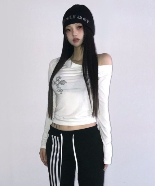 lulufa(ルルファ)の「ワンショルダーギャザートップス(Tシャツ/カットソー・レディース・ホワイト/ブラック・FREE)」の18枚目の写真