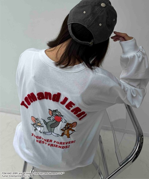 AS KNOW AS plus(アズノゥアズプラス)の「☆アクリルキーホルダー付き トムとジェリー 刺繍ロンT 【TOM and JERRY/トムとジェリー】(Tシャツ/カットソー・レディース・スミクロ/オフホワイト/オートミール/ダークグリーン・FREE)」の1枚目の写真