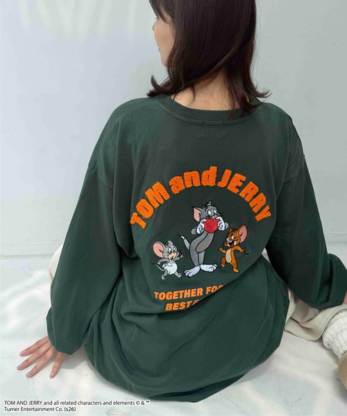 AS KNOW AS plus(アズノゥアズプラス)の「☆アクリルキーホルダー付き トムとジェリー 刺繍ロンT 【TOM and JERRY/トムとジェリー】(Tシャツ/カットソー・レディース・スミクロ/オフホワイト/オートミール/ダークグリーン・FREE)」の4枚目の写真