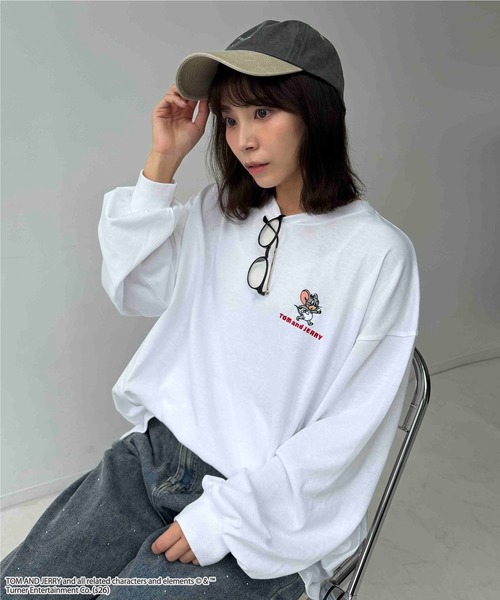 AS KNOW AS plus(アズノゥアズプラス)の「☆アクリルキーホルダー付き トムとジェリー 刺繍ロンT 【TOM and JERRY/トムとジェリー】(Tシャツ/カットソー・レディース・スミクロ/オフホワイト/オートミール/ダークグリーン・FREE)」の5枚目の写真