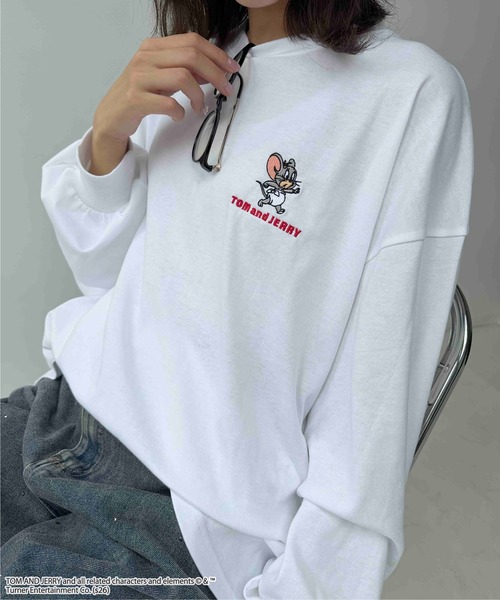 AS KNOW AS plus(アズノゥアズプラス)の「☆アクリルキーホルダー付き トムとジェリー 刺繍ロンT 【TOM and JERRY/トムとジェリー】(Tシャツ/カットソー・レディース・スミクロ/オフホワイト/オートミール/ダークグリーン・FREE)」の6枚目の写真