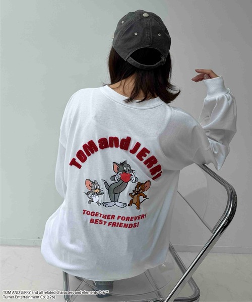 AS KNOW AS plus(アズノゥアズプラス)の「☆アクリルキーホルダー付き トムとジェリー 刺繍ロンT 【TOM and JERRY/トムとジェリー】(Tシャツ/カットソー・レディース・スミクロ/オフホワイト/オートミール/ダークグリーン・FREE)」の7枚目の写真