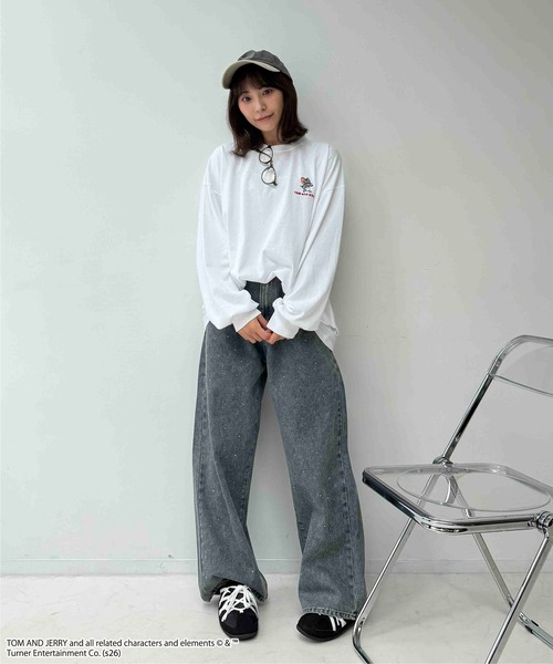 AS KNOW AS plus(アズノゥアズプラス)の「☆アクリルキーホルダー付き トムとジェリー 刺繍ロンT 【TOM and JERRY/トムとジェリー】(Tシャツ/カットソー・レディース・スミクロ/オフホワイト/オートミール/ダークグリーン・FREE)」の9枚目の写真