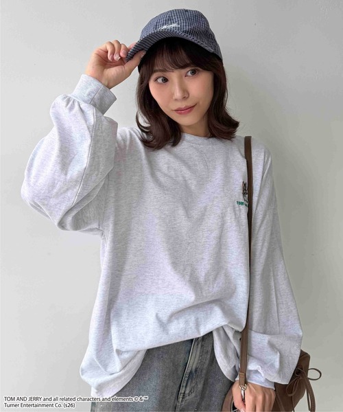 AS KNOW AS plus(アズノゥアズプラス)の「☆アクリルキーホルダー付き トムとジェリー 刺繍ロンT 【TOM and JERRY/トムとジェリー】(Tシャツ/カットソー・レディース・スミクロ/オフホワイト/オートミール/ダークグリーン・FREE)」の13枚目の写真