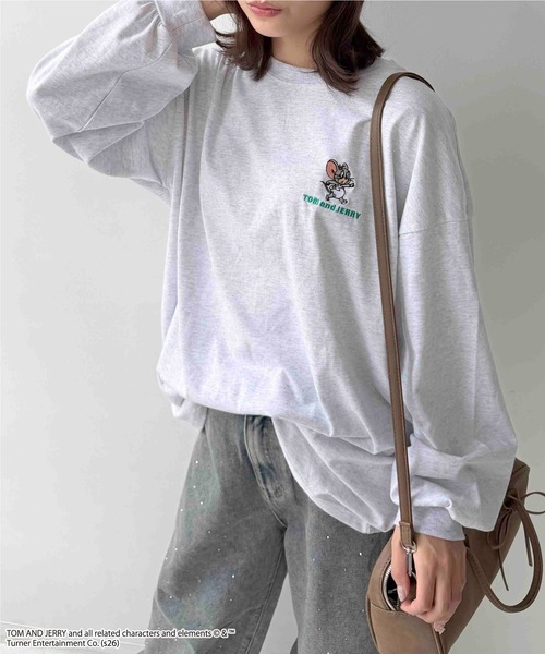 AS KNOW AS plus(アズノゥアズプラス)の「☆アクリルキーホルダー付き トムとジェリー 刺繍ロンT 【TOM and JERRY/トムとジェリー】(Tシャツ/カットソー・レディース・スミクロ/オフホワイト/オートミール/ダークグリーン・FREE)」の14枚目の写真