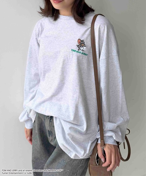 AS KNOW AS plus(アズノゥアズプラス)の「☆アクリルキーホルダー付き トムとジェリー 刺繍ロンT 【TOM and JERRY/トムとジェリー】(Tシャツ/カットソー・レディース・スミクロ/オフホワイト/オートミール/ダークグリーン・FREE)」の16枚目の写真