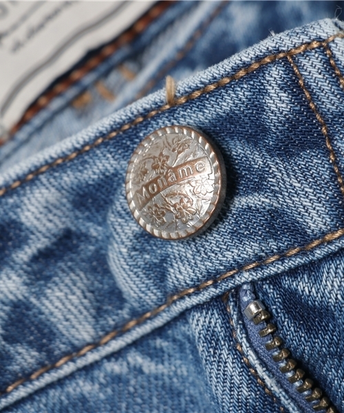 Moname（モナーム）の「■Moname   クラッシュ タイトテーパード   CHARLOTTE(シャルロット)/41171006（デニムパンツ・レディース・ライトブルー・23inch/24inch/25inch/22inch/26inch/27inch）」の3枚目の写真