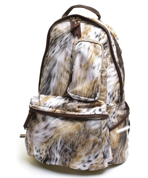 And A（アンドエー）の「ルーツDEリュック（And A ×hummel）（バックパック/リュック・メンズ・ベージュ/オリーブ・FREE）」の2枚目の写真