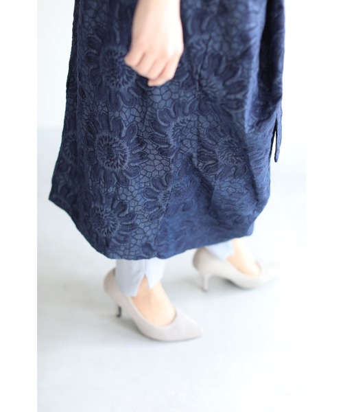セール】（紺）浮かぶ花刺繍のガウン風デザインロングワンピース