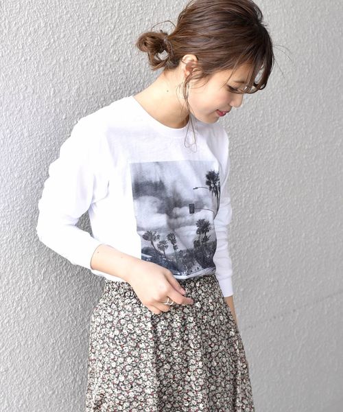 Khaju(カージュ)の「STAR&STRIPE:フォトロングスリーブTEE(Tシャツ/カットソー・レディース・ホワイト/ライトホワイト/ストーン/ホワイト系その他・ONE SIZE)」の2枚目の写真