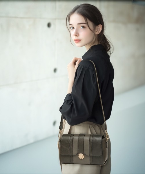 Clelia(クレリア)の「トリコロールミニショルダーバッグ(ショルダーバッグ・レディース・ライトピンク/スモークピンク/グレイッシュブルー/テラコッタ/ブラック/ライトグレー・ONE SIZE)」の2枚目の写真