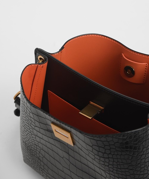 CHARLES & KEITH（チャールズ & キース）の「クロックエフェクト バケツショルダーバッグ / CrocEffect
